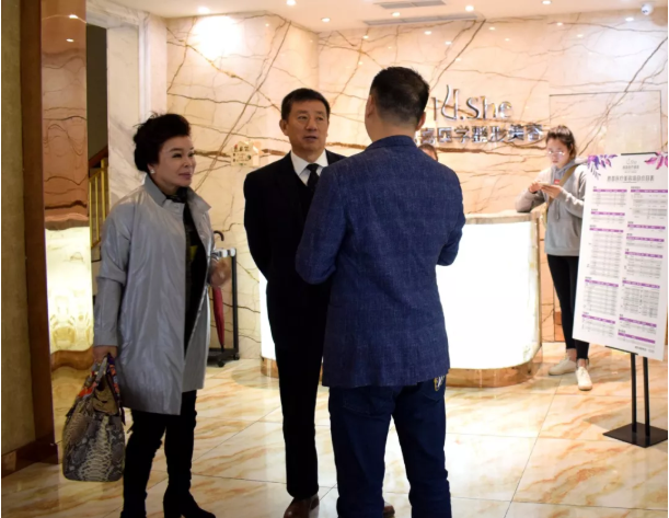 中國(guó)整形美容协会张斌会長(cháng)莅临恩喜集团指导工作